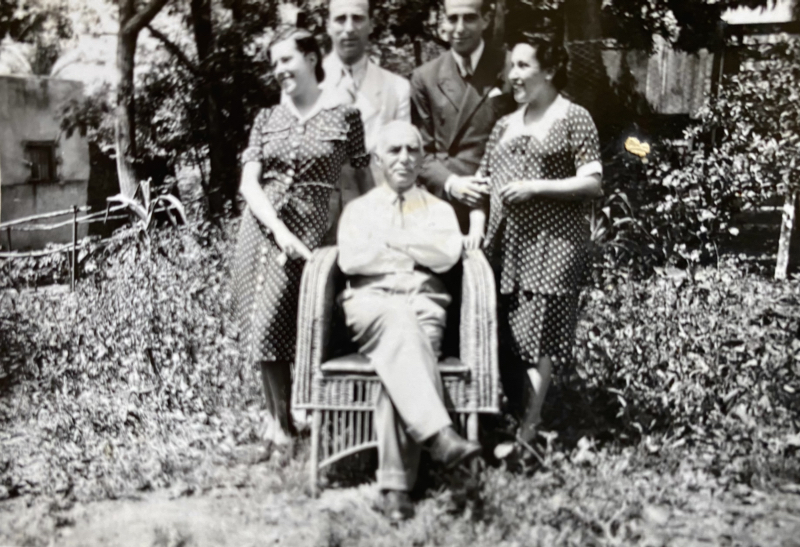 Moses Goldschmidt (seated) with his sons Hans Werner Goldschmidt with wife Maria Montserrat Peró Goldschmidt and Gerhard Wolfgang Goldschmidt with wife Odila Genro Goldschmidt. Private archive Érico Goldschmidt and Fernando Goldschmidt, Porto Alegre / Brazil. With kind permission.